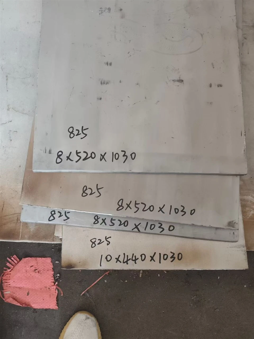 לוחית סגסוגת 825 – 520 × 1030 × 8 מ"מ